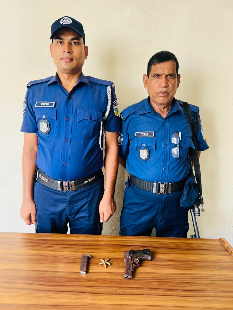 ভালুকায় সেনাবাহিনী ও পুলিশের যৌথ অভিযানে বিদেশি পিস্তল ও গুলি উদ্ধার