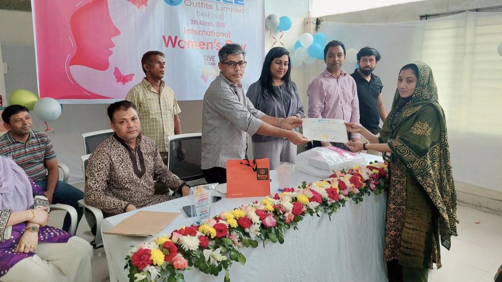 আন্তর্জাতিক নারী দিবসে স্মাইল আউটফিটস লিমিটেডে নারী কর্মীদের সম্মাননা