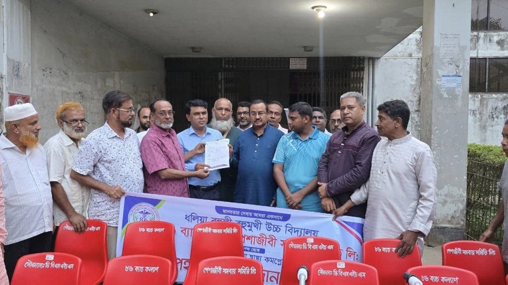 ভালুকায় ১৯৮৬ ব্যাচের পক্ষ থেকে উপজেলা স্বাস্থ্য কমপ্লেক্সে হুইলচেয়ার ও চেয়ার প্রদান