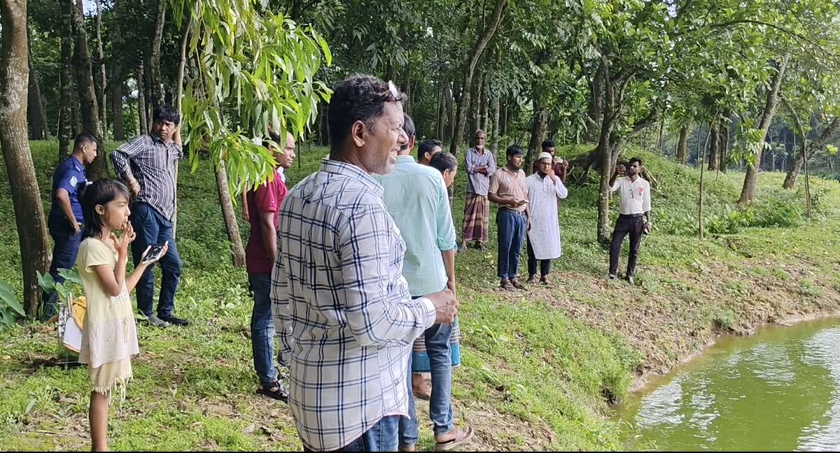 দীর্ঘদিনের জমি বিরোধের অবসান, আদালতের রায়ে এক একর জমি বুঝিয়ে দিলেন জেলা নাজির