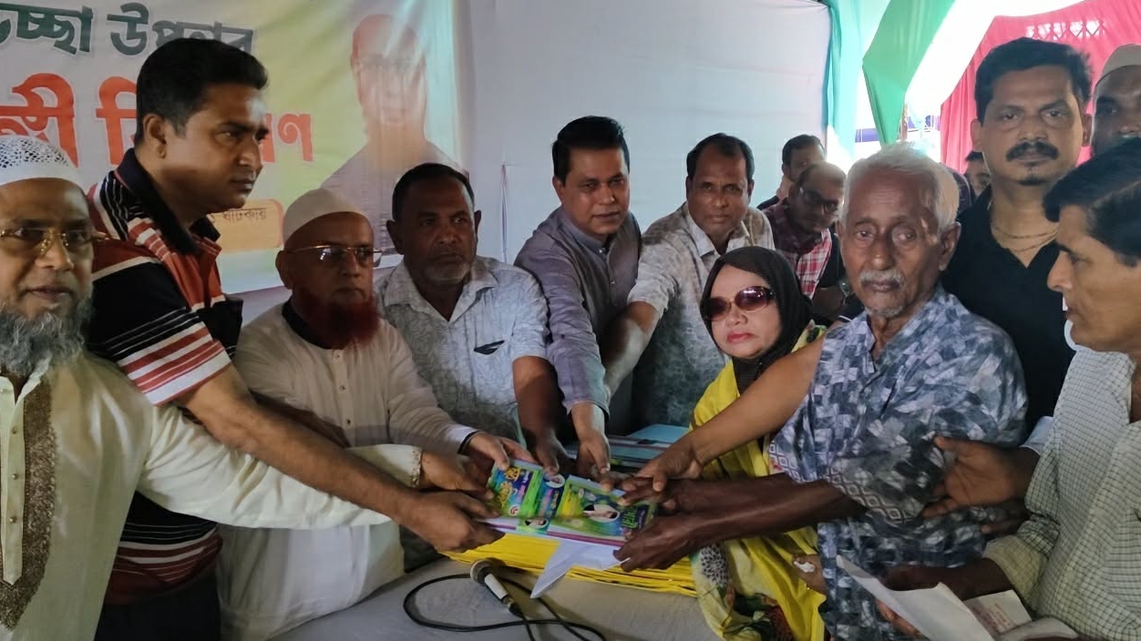 ভালুকায় দুর্গাপূজা উপলক্ষে হাতেম খানের শাড়ি-লুঙ্গি বিতরণ